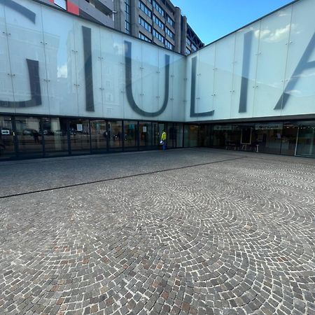 Alla Scalinata Del Teatro Rossetti Parcheggio Triest Exterior foto
