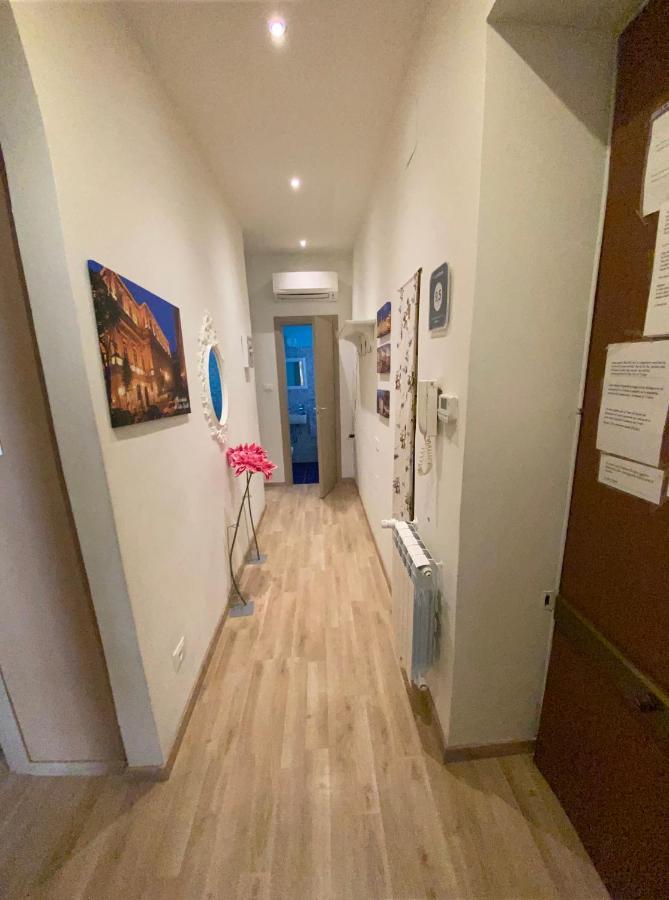 Alla Scalinata Del Teatro Rossetti Parcheggio Triest Exterior foto