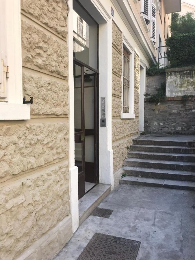 Alla Scalinata Del Teatro Rossetti Parcheggio Triest Exterior foto