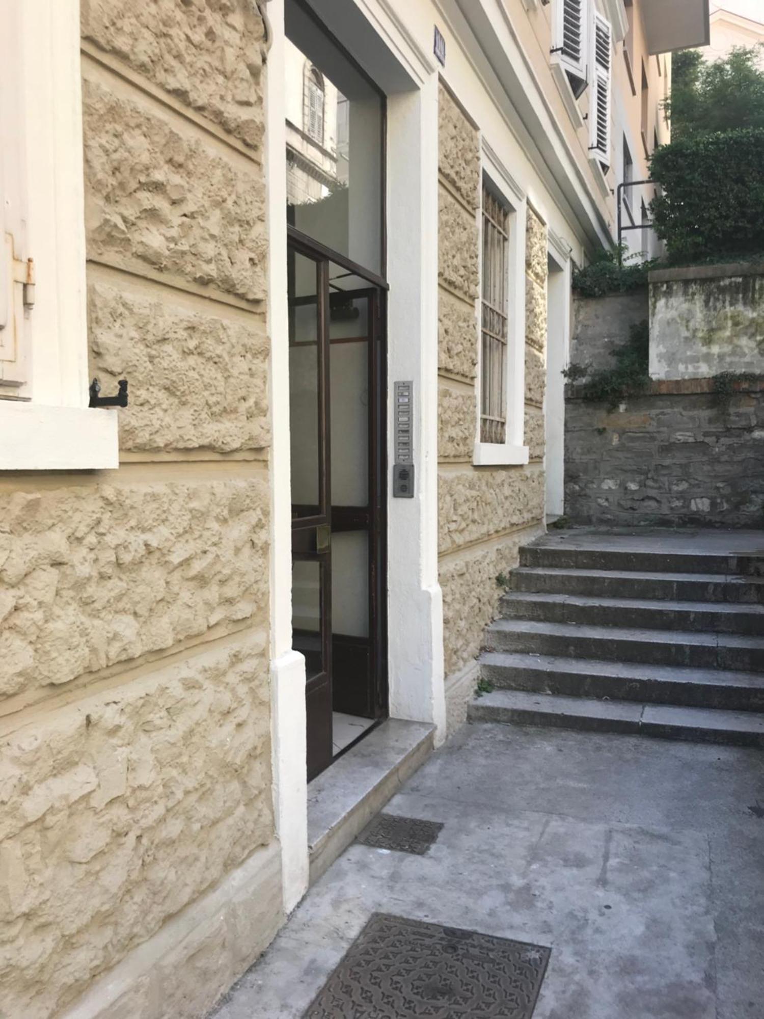 Alla Scalinata Del Teatro Rossetti Parcheggio Triest Exterior foto