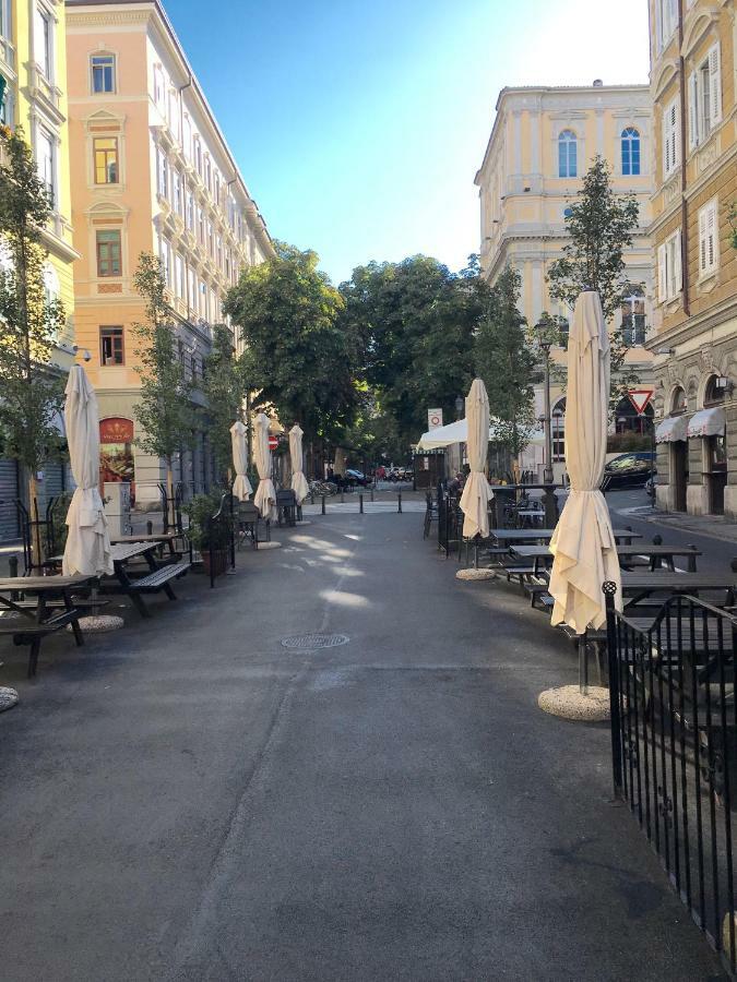 Alla Scalinata Del Teatro Rossetti Parcheggio Triest Exterior foto