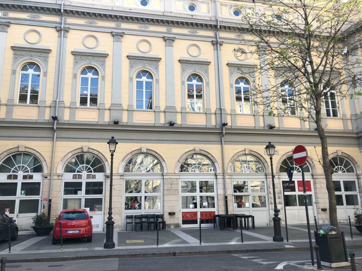 Alla Scalinata Del Teatro Rossetti Parcheggio Triest Exterior foto