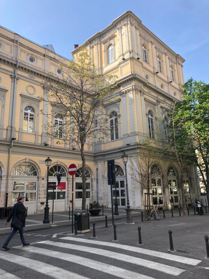 Alla Scalinata Del Teatro Rossetti Villa Triest Exterior foto